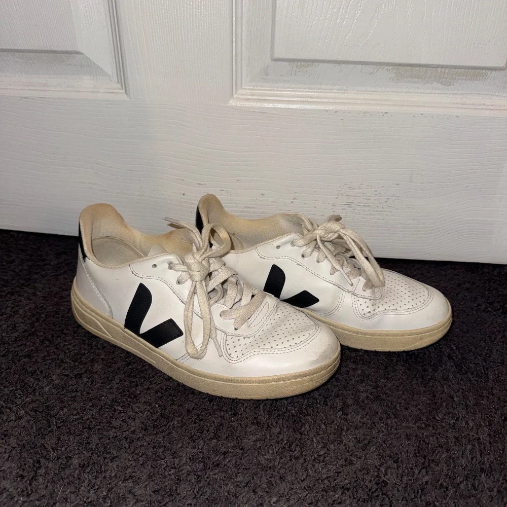 Veja Leather Sneakers - Women's size 8 - Picture 4 of 6